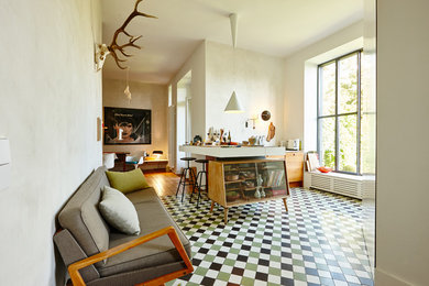 デュッセルドルフにある高級な広いコンテンポラリースタイルのおしゃれなキッチン (ガラス扉のキャビネット、茶色いキャビネット、木材カウンター) の写真