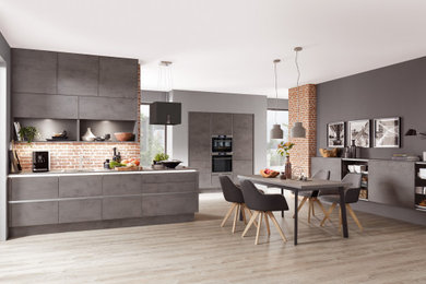 Wohnküche mit grauen Schränken, Kücheninsel und grauer Arbeitsplatte