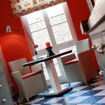 Rote Küchenwand und schwarz-weiße Fliesen in Shaker-Küche