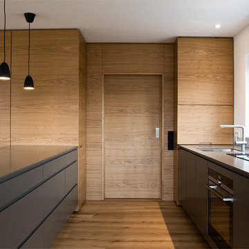 Schreinerküche in Wohnzimmer integriert