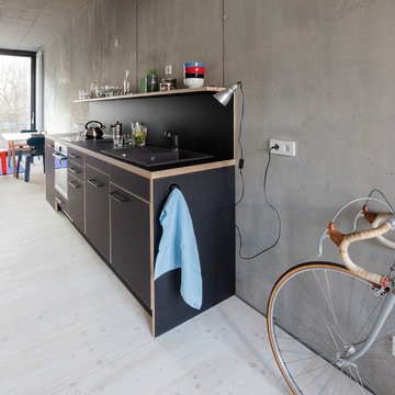 Schwarze Küchenzeile im Loft Apartment Berlin-Friedrichshain