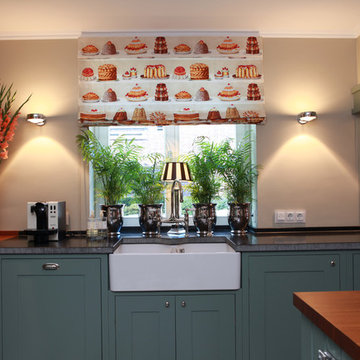 Shaker-Küche mit abgestimmter Wandgestaltung