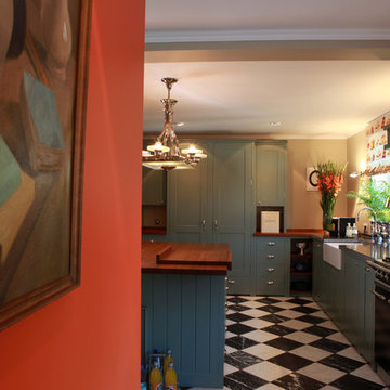 Shaker-Küche mit schwarz-weißen Fliesen und dezenter Wandgestaltung