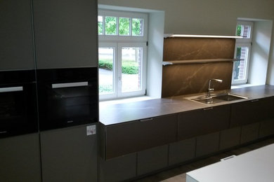 Immagine di un cucina con isola centrale design