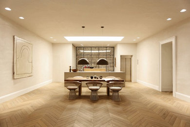 Geräumige Moderne Wohnküche mit flächenbündigen Schrankfronten, beigen Schränken, braunem Holzboden, Kücheninsel und braunem Boden in München