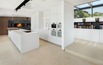 Eine individuelle Wohnküche in Weiß – mit Kamin!