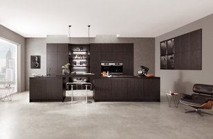 Offene Moderne Küche mit dunklen Holzschränken, Kücheninsel und schwarzer Arbeitsplatte in Sonstige