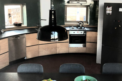 Moderne Küche mit Betonarbeitsplatte und schwarzer Arbeitsplatte in Sonstige