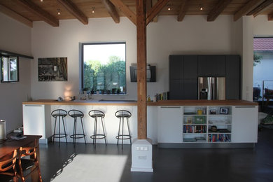 Zweizeilige Moderne Wohnküche mit Kücheninsel in Nürnberg