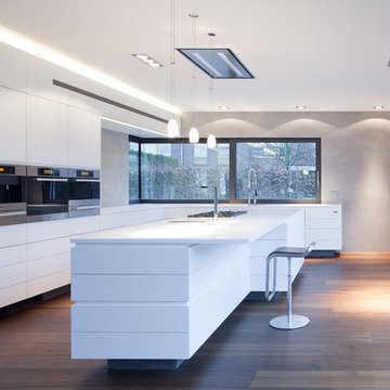 Weiße Küche mit dunklem Holzboden