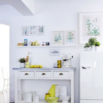 Weiße Küche mit passender Wandgestaltung