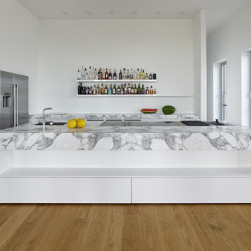 Weiße Küchen mit Marmorarbeitsplatte