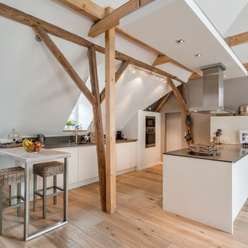 weiße moderne Küche Dachboden