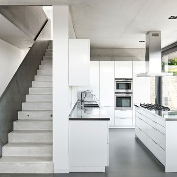 Weiße & moderne Küche mit Kücheninsel