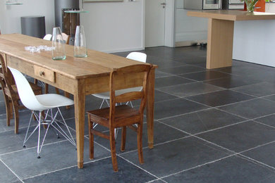 Große Moderne Küche mit Kalkstein in Sonstige