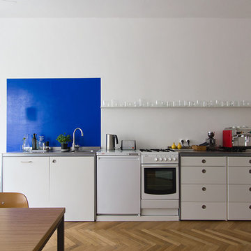 Wohnküche mit blauem Akzent