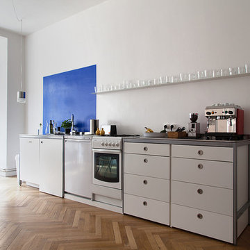 Wohnküche mit blauem Akzent