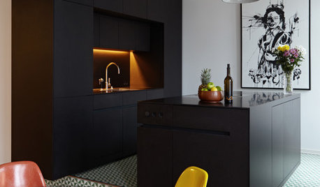 Für diese schwarze Wohnküche schrumpfte das Bad – ein voller Erfolg!