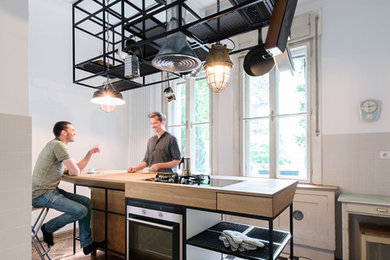 ミュンヘンにあるコンテンポラリースタイルのおしゃれなキッチン (木材カウンター) の写真