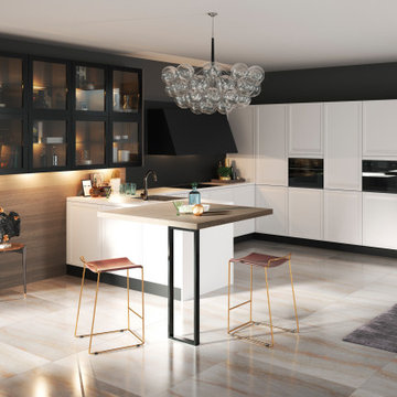Zeitlos moderne Küche mit Echtholz Rahmen-Fronten weiß lackiert