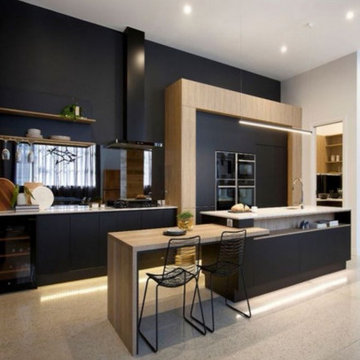 Zeitlos moderne Küche mit glatten Fronten, schwarz matt lackiert