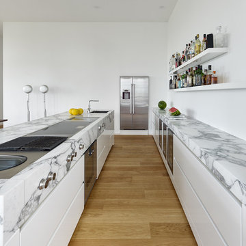 Zweizeilige weiße Küche mit modernen Elektrogeräten