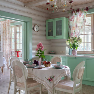 Exemple d'une cuisine américaine nature avec un placard avec porte à panneau encastré, des portes de placards vertess, un sol beige et un plan de travail beige.