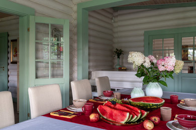 На фото: кухня в стиле кантри с обеденным столом, фасадами с утопленной филенкой, зелеными фасадами, бежевым полом и бежевой столешницей