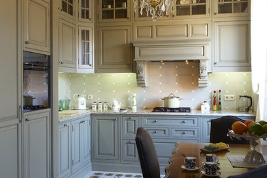 На фото: угловая кухня в классическом стиле с столешницей из кварцита, фартуком из керамической плитки и полом из керамической плитки без острова с