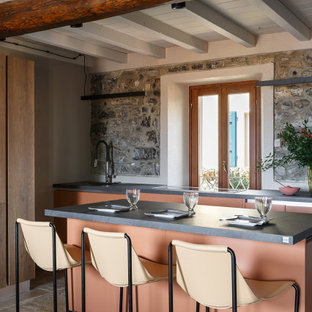 Foto di una piccola cucina mediterranea