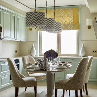 Idee per una cucina chic con ante con bugna sagomata, ante verdi, paraspruzzi beige, elettrodomestici neri, nessuna isola, pavimento beige e top beige