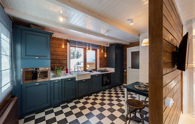 Кухня недели: Бело-синяя кухня в скандинавском стиле на старой даче