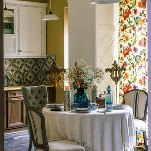 Ispirazione per una cucina eclettica di medie dimensioni con lavello sottopiano, ante con bugna sagomata, ante bianche, top in marmo, paraspruzzi multicolore, paraspruzzi con piastrelle in ceramica, parquet scuro e nessuna isola