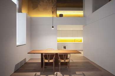 Idées déco pour une grande salle à manger ouverte sur la cuisine industrielle avec parquet peint et un sol marron.