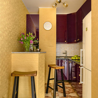 Kleine Klassische Wohnküche ohne Insel in L-Form mit Küchenrückwand in Gelb, Rückwand aus Mosaikfliesen, Unterbauwaschbecken, flächenbündigen Schrankfronten, lila Schränken, Laminat-Arbeitsplatte, Elektrogeräten mit Frontblende, Porzellan-Bodenfliesen, buntem Boden und grauer Arbeitsplatte in Moskau