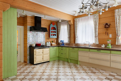 Пример оригинального дизайна: большая угловая кухня в стиле кантри с обеденным столом, врезной мойкой, фасадами с выступающей филенкой, зелеными фасадами, столешницей из ламината, разноцветным фартуком, фартуком из керамической плитки, техникой из нержавеющей стали, полом из керамической плитки, разноцветным полом и бежевой столешницей без острова