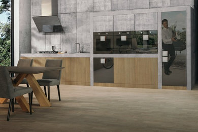 Стильный дизайн: большая кухня в современном стиле с обеденным столом, мраморной столешницей, серым фартуком и фартуком из каменной плиты - последний тренд