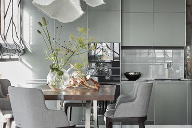 Esempio di una cucina design con ante lisce, ante grigie, paraspruzzi grigio, elettrodomestici neri e pavimento grigio