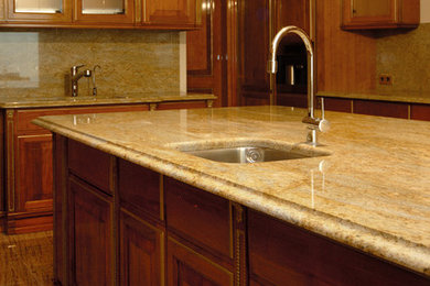 Foto di una cucina chic di medie dimensioni con top in granito, paraspruzzi beige, paraspruzzi in marmo, pavimento in marmo, pavimento beige e top beige