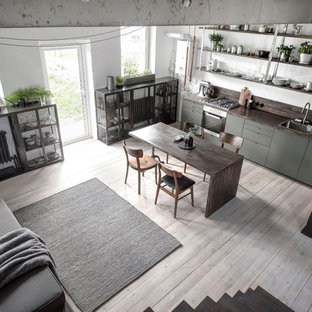 Diseño de cocina lineal, urbana, pequeña, abierta, con armarios con paneles lisos, encimera de madera, salpicadero marrón, salpicadero de madera, suelo de madera pintada, encimeras marrones, fregadero de un seno, puertas de armario verdes, electrodomésticos de acero inoxidable y suelo beige