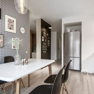 Immagine di una cucina nordica di medie dimensioni con lavello da incasso, ante lisce, ante bianche, top in legno, paraspruzzi con piastrelle in ceramica, elettrodomestici in acciaio inossidabile, pavimento in laminato e nessuna isola