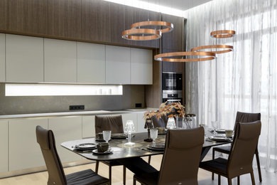 Пример оригинального дизайна: кухня среднего размера в современном стиле с обеденным столом, плоскими фасадами, серыми фасадами, серым фартуком, бежевым полом, серой столешницей и двухцветным гарнитуром