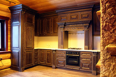 Пример оригинального дизайна: большая угловая кухня в классическом стиле с фасадами с выступающей филенкой, искусственно-состаренными фасадами и бежевым фартуком без острова