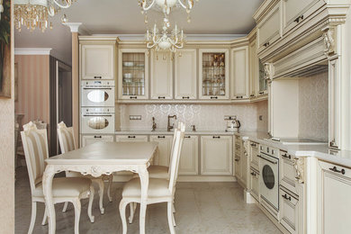 На фото: кухня среднего размера, со стиральной машиной в классическом стиле с