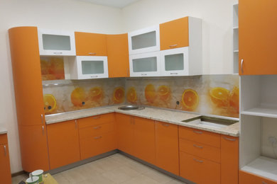 Идея дизайна: большая угловая кухня в стиле неоклассика (современная классика) с обеденным столом, врезной мойкой, стеклянными фасадами, оранжевыми фасадами, столешницей из ламината, оранжевым фартуком, фартуком из удлиненной плитки, белой техникой, полом из керамической плитки, двумя и более островами, разноцветным полом и разноцветной столешницей