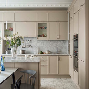Inspiration för moderna grått l-kök, med en nedsänkt diskho, luckor med infälld panel, beige skåp, grått stänkskydd, rostfria vitvaror, en köksö och grått golv