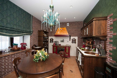 他の地域にある中くらいなトラディショナルスタイルのおしゃれなキッチン (大理石カウンター、白いキッチンパネル、磁器タイルのキッチンパネル、セラミックタイルの床) の写真
