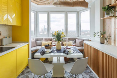 Свежая идея для дизайна: кухня в современном стиле с эркером и диваном - отличное фото интерьера
