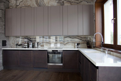 Modelo de cocina urbana de tamaño medio con puertas de armario grises, encimera de acrílico, electrodomésticos negros y encimeras beige