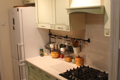 Стильный дизайн: угловая кухня среднего размера - последний тренд